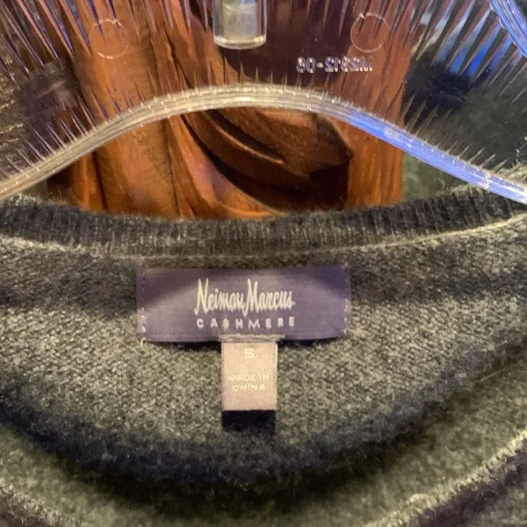 Neiman Marcus Cashmere size S short sleeve sweater - Picture 2 of 3